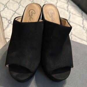 Candie’s size 8 dress shoe with chunky 4 inch heel